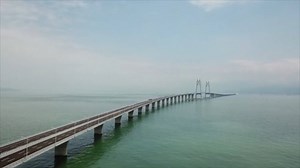 In China gaat het langste brug-tunnel-complex ter wereld open. Het zal Hongkong met Macau en Zhuhai op het vasteland verbinden. Meer weten: https://nws.vrt.be/chinesebrug | VRT NWS