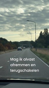 Ik wil hier rechtsaf slaan. Mag ik alvast gaan afremmen en terug gaan schakelen? #theorievraag #theorietips #autotheorievraag #theorieexamenvraag #autotheorie #theorieleren #influencer #rijexamen #voorsorteren #uitrijstrook #rijbewijshalen #rijlestips #YouTuber #onlinerijles | Verkeersschool Weber