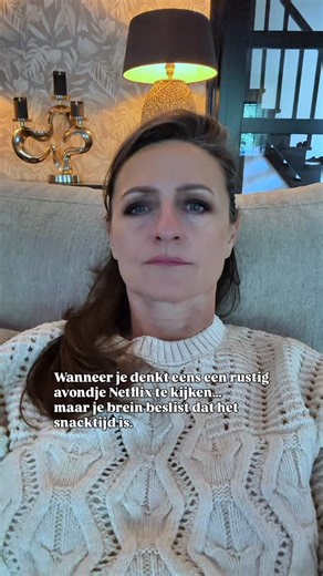 Je kent het wel. Je denkt: vanavond doe ik even niets. Gewoon Netflix, rust, kop thee. Maar drie afleveringen later sta je ineens in de keuken. Alsof je op automatische piloot loopt. Koekje. Zakje. Schuldgevoel. En dat moment na de eerste hap dat mini-seconde van rust is precies wat je brein zoekt. Niet het eten. De stilte. Maar die rust verdwijnt sneller dan dat ze kwam. En jij? Jij blijft achter met het gevoel: “Waarom doe ik dit mezelf aan?” Dat is het moment waar mijn Stop Emotie-eten Challe