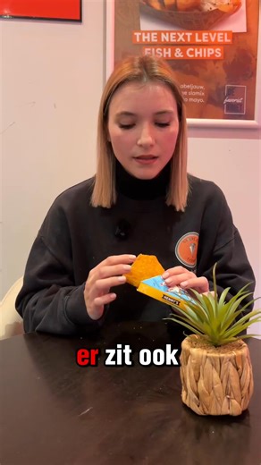 Oké, luister. We hebben deze week weer iets in de friteuse gesmeten dat gevaarlijk goed is 😏 De chicken cheese: vanbuiten mooi krokant, vanbinnen pure goesting. Zo eentje waarvan ge al bij de eerste beet denkt: amai ja… dit is er ene. We hebben ‘m natuurlijk grondig getest (opofferingswerk, ge kent dat 😌) en hij krijgt van ons: ⭐ 9/10 Barrac-punten – smaak: ✔️ – crunchfactor: ✔️ – “ik neem er volgende keer wéér ene”: dubbel ✔️ Is het een snack voor na ’t werk? Absoluut. Voor nen hongerige stud