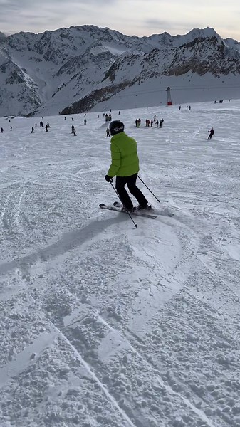 Hardstyle x Skiën 🎿 #hardstyle #ski #skiseason #skiseason2022 #skiseason2023 #sölden #skien