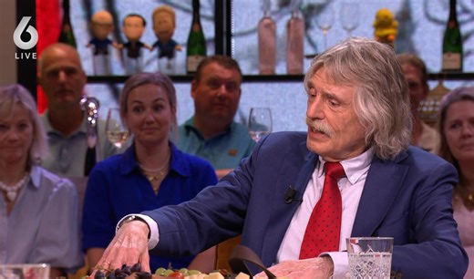 Johan Derksen maakt Ajacied met de grond gelijk: ‘Simpele ziel!’