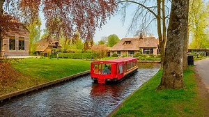 Giethoorn’s Enchanting Canals and Paths (4K)