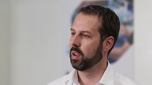 Zwei Experten von Drei erzählen, wie sich das neue 5G -Netz von bisherigen Mobilfunknetzen unterscheidet und welche Möglichkeiten das Österreichs Unternehmen eröffnet: Zum Artikel: diepresse.com/13435068 (Diese Produktion wurde mit Unterstützung unseres Werbepartners finanziert.) | Die Presse