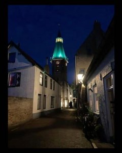 Kerktoren Groede kleurt groen vanwege groene kliko