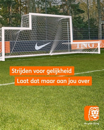 Vrouwenvoetbal is nog altijd achtergesteld ten opzichte van mannenvoetbal, dat vindt meer dan 7 op de 10 Nederlanders (71,5%). Daarom vragen wij met 'Doelen voor gelijke kansen' op een unieke manier aandacht voor de ongelijkheden en uitdagingen in het Nederlandse meisjes- en vrouwenvoetbal. Lees meer op https://ing.nl/vrouwenvoetbalverdientmeer | ING Nederland
