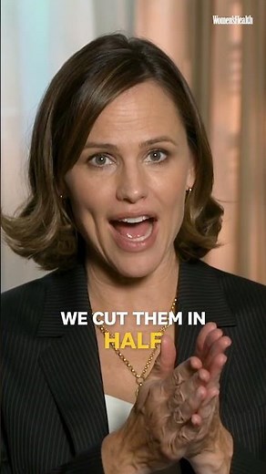 #jennifergarner is giving us the deets on what's in her go-to “Big Salad” 🤣 #seinfeld #womenshealth