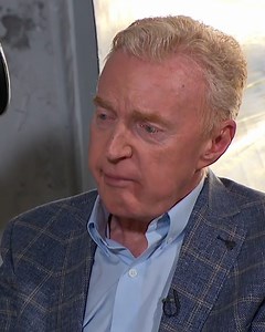 André van Duin schiet vol bij het zien van een foto van hem en zijn grote liefde Martin. 😢❤️ | KIJK