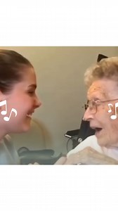 Wanneer haar kleindochter ‘Hoe groot zijt Gij’ begint te zingen, zingt oma plotseling zachtjes mee. 💛🎶 Werkelijk schitterend om te zien hoe twee generaties samen God bezingen. 🥹 Bron: coachyoung33 | Nederland Zingt (EO)