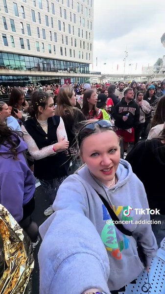 Camping out for 4 days was so worth it!!! #billieeilish #fyp #amsterdam #hitmehardandsofttour