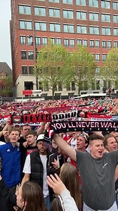 Kippenvel 🥺 You’ll never walk alone. | Rijnmond