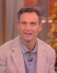 "I knew I hated you but I couldn't remember why!" Tony Goldwyn was recognized for his #Ghost character in a restaurant, making for an awkward (but now hilarious) exchange! abcn.ws/2RiH3wd | The View