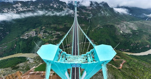 China neemt hoogste brug ter wereld in gebruik: bijna twee keer groter dan Eiffeltoren