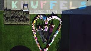 Geen Ronde van Vlaanderen dit jaar, maar Koen Wauters en Freek Braeckman zijn er zondag met De Ronde tegen Corona. 🚁 Sta jij ook klaar vanuit je kot met een hartverwarmende boodschap? ❤️ #blijfinuwkot #samentegencorona | VTM