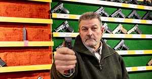 Deze wapens zijn vlak over de grens gewoon te koop, en dat doen Nederlanders massaal