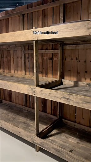 In onze expo Nederland in de Tweede Wereldoorlog zitten een aantal belangrijke thema's. Denk aan het verzet, de vervolging en de bevrijding. Maar een minder bekend thema dat we daar laten zien is de Arbeitsseinsatz. De wat? Even uitleggen: honderdduizenden Nederlanders (jawel, echt zoveel!) moesten in Duitsland werken als 'dwangarbeider'. Een ander woord voor slaaf. En als je niet ging, of vluchtte, dan kon iemand anders uit je gezin worden opgepakt en afgevoerd richting Duitsland. Ook Wiek-Jan,