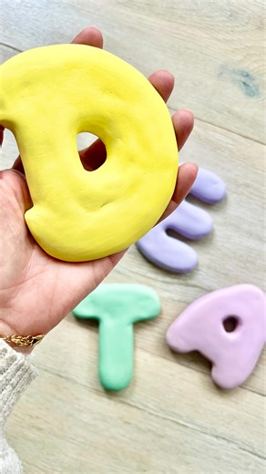 air-dry-art.com by Pottery Passion on Instagram: "Frühling im Herzen, auch wenn draußen noch Winter ist. Dieses Mal keine Herzen, keine Blumen, kein klassisches Frühlingsmotiv… Sondern etwas ganz Persönliches 🥰 Ich habe aus lufttrocknendem Ton Buchstaben modelliert und sie in Gelb, Rosa, Grün und Lila bemalt – einfach Farben, die sich für mich nach Frühling anfühlen. Die Buchstaben stehen für die Initialen unserer Familie und machen das DIY für mich zu etwas ganz Besonderem. Ich liebe es, wie w