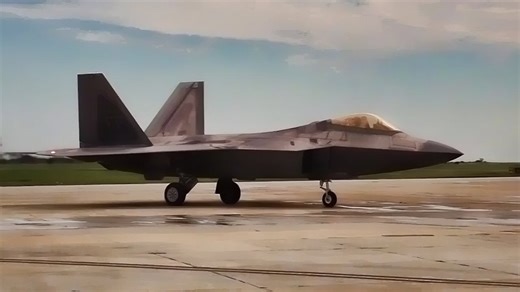 USAF pilot makes final flight in F-22 Raptor • Fini flight