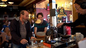 Vader en zoon bouwen de befaamde pannenkoekenmachine van Buurman & Buurman na