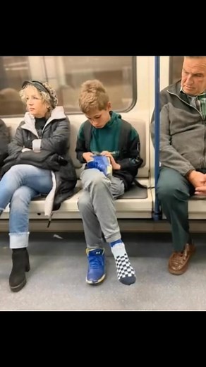 HIJ STAPTE IN DE TREIN ZONDER SCHOENEN—EN VERTROK MET MEER DAN ALLEEN EEN PAARIk was op mijn gebruikelijke metro rit naar huis, zoning uit zoals iedereen, toen ik zag dat deze jongen op de volgende halte. Wat opviel was niet de rugzak of het rommelige haar—het was dat hij blootsvoets was, een verscheurde sneaker vasthield en een enkele niet bij elkaar passende sok droeg. Hij ging tussen twee vreemden zitten en probeerde te doen alsof hij niet alle blikken opmerkte.Mensen kunnen raar doen over zu