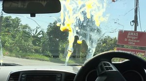 Video | Dit gebeurt er als je eieren op de voorruit weg wil vegen met ruitenwissers