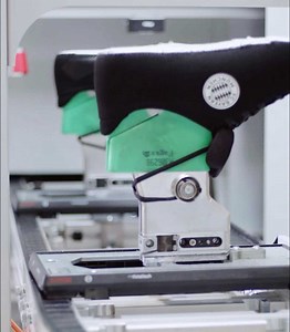 Masterpieces made in Germany❗🔴⚪🔨🔧 Gemeinsam mit Europas führender Marke für Workwear und Utility - Engelbert Strauss, ermöglichen wir es unserer weltweiten FC Bayern Familie unsere Farben auch bei der Arbeit zu tragen. 👉https://fc.bayern/EngelbertStrauss | FC Bayern München