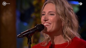 We zongen 'Het Spijt Me Niet' voor Tabitha in aflevering 4 van Beste Zangers. Zooo leuk om een eigen versie van bestaande liedjes te kunnen maken in dit prachtige programma. 🌟 En yes, we gaan 'Het Spijt Me Niet' in het najaar ook spelen bij al onze shows! 🤩 | Suzan & Freek